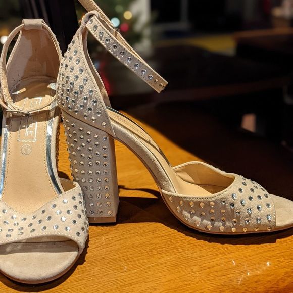 💥Sale💥Truffle Collection women's sz 7 embellished block heels with ankle strap - Picture 2 of 8